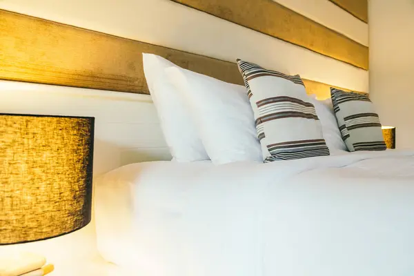 寝室のインテリアのベッド装飾に枕 — ストック写真