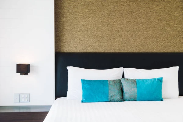 寝室のインテリアのベッド装飾に枕 — ストック写真