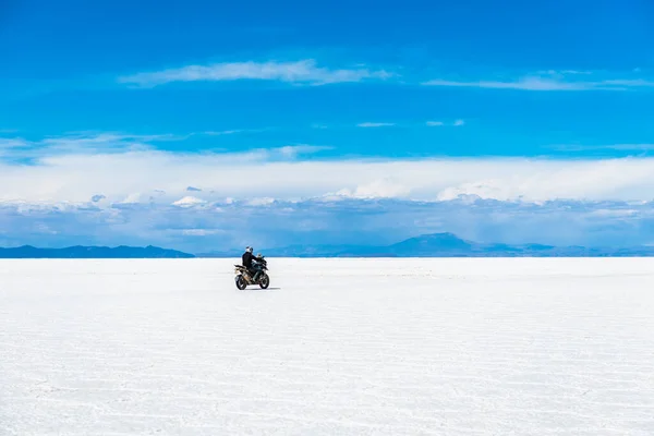 Sunshine Scenario Salar Uyuni Bolivia Con Biker Equitazione Sopra — Foto Stock