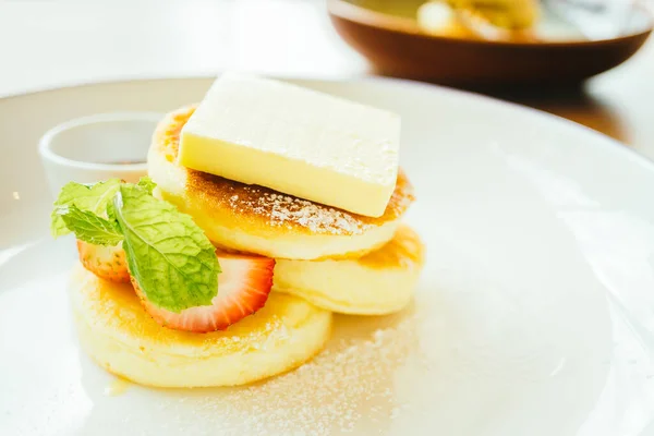 Süßer Dessert Pfannkuchen Mit Butter Und Erdbeere — Stockfoto
