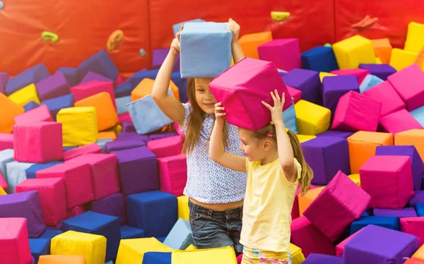Kleine Lächelnde Mädchen Spielen Freizeitpark — Stockfoto