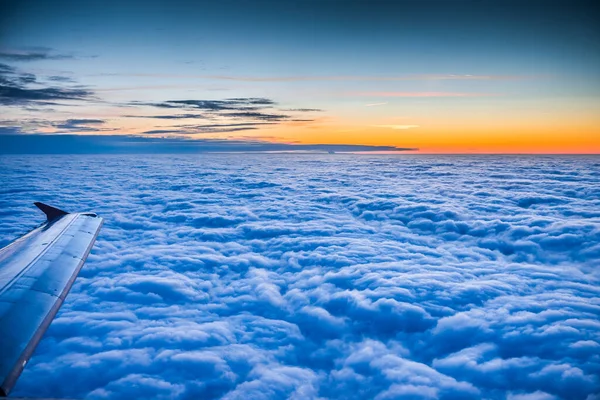 Zachód Słońca Zachmurzonym Niebie Widok Samolotu — Zdjęcie stockowe