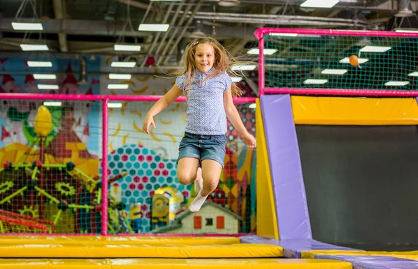 Kleines Mädchen Springt Auf Dem Trampolin Freizeitpark — Stockfoto