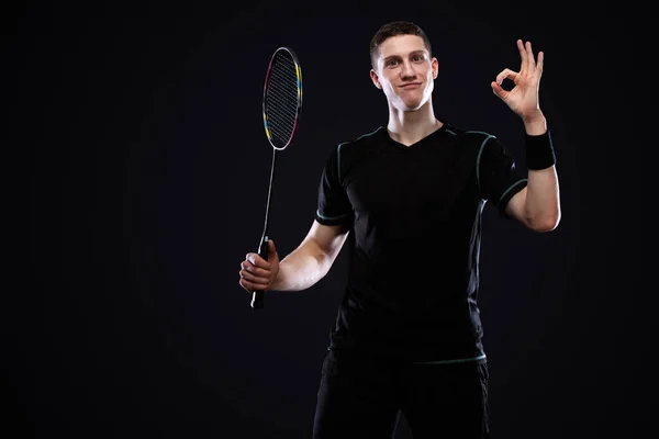 Badminton Giocatore Abbigliamento Sportivo Con Racchetta Volano Sfondo Nero Ritratto — Foto Stock