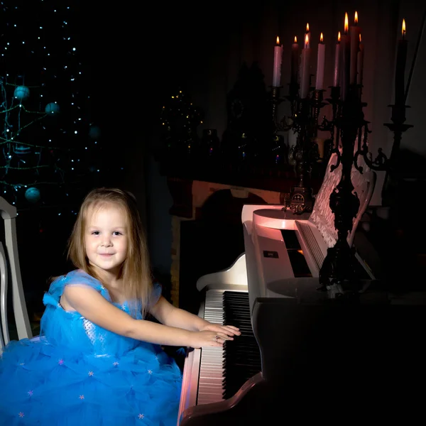 Küçük Kız Mum Işığında Piyano Çalıyor — Stok fotoğraf