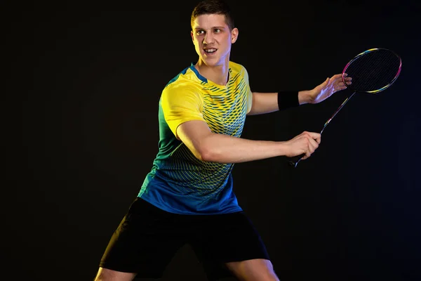 Badmintonspieler Sportbekleidung Mit Schläger Und Federball Auf Schwarzem Hintergrund — Stockfoto