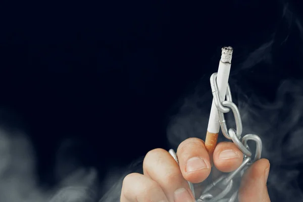 Manlig Hand Metallkedjor Som Håller Cigarett — Stockfoto