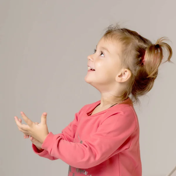 Ein Glückliches Kleines Mädchen Winkt Mit Der Hand — Stockfoto