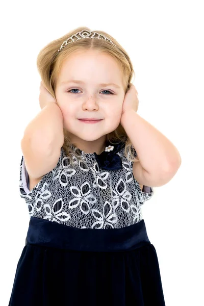 Ein Kleines Mädchen Fixiert Ihre Haare — Stockfoto