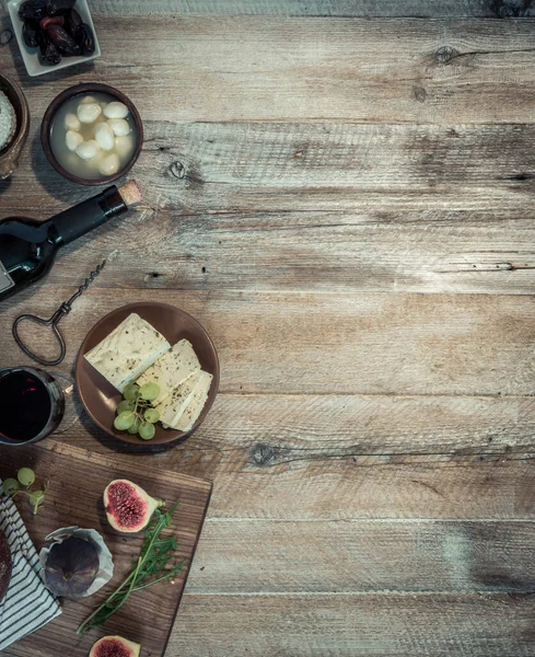 木のテーブルの上のチーズと黒パン — ストック写真