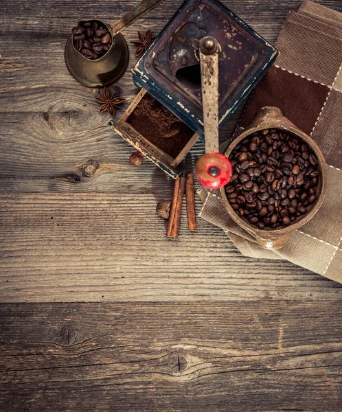 Starý Mlýnek Kávu Kávové Boby — Stock fotografie