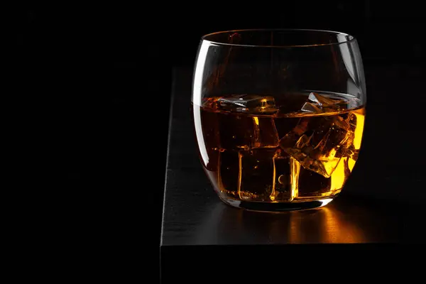 Whisky Üveg Ellen Sötét Fekete Grunge Fal — Stock Fotó