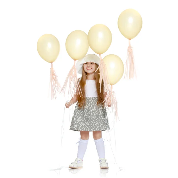 Küçük Kız Bir Balonla Oynuyor — Stok fotoğraf