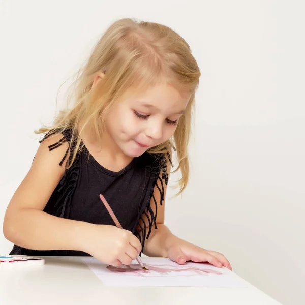 Маленькая Девочка Рисует Краски — стоковое фото