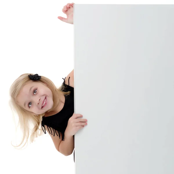Ein Kleines Mädchen Blickt Hinter Einem Leeren Banner Hervor — Stockfoto