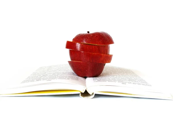 Kitabın Üzerinde Elma Parçaları Var — Stok fotoğraf