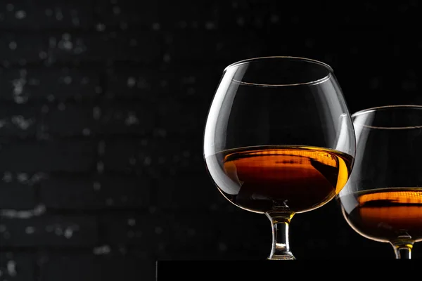 Whisky Vidrio Contra Pared Grunge Negro Oscuro —  Fotos de Stock