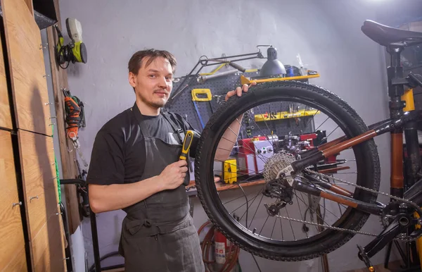 Service Repair Bike People Concept Mechanic Repairing Mountain Bike Workshop — Stock Photo, Image