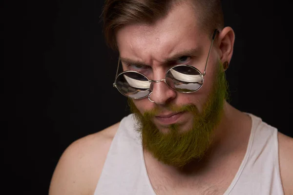 Pohledný Muž Tetováním Pažích Módní Sluneční Brýle Tmavé Pozadí — Stock fotografie
