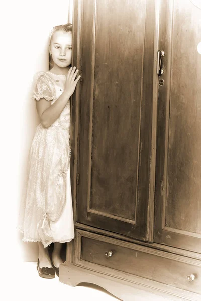 Klein Meisje Buurt Van Prachtige Oude Nachtkastje — Stockfoto