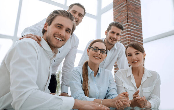 "бизнес команда, сидящая за столом в конференц-зале
"