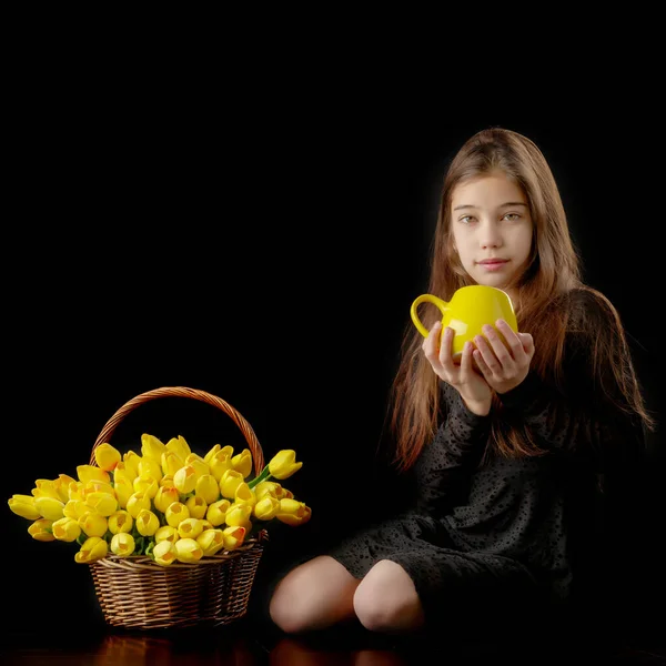 Gadis Kecil Dengan Karangan Bunga Tulip Latar Belakang Hitam — Stok Foto