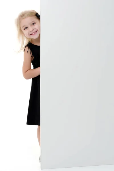 Маленькая Девочка Смотрит Пустого Плаката — стоковое фото
