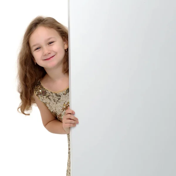 Küçük Bir Kız Boş Bir Pankartın Arkasından Bakıyor — Stok fotoğraf