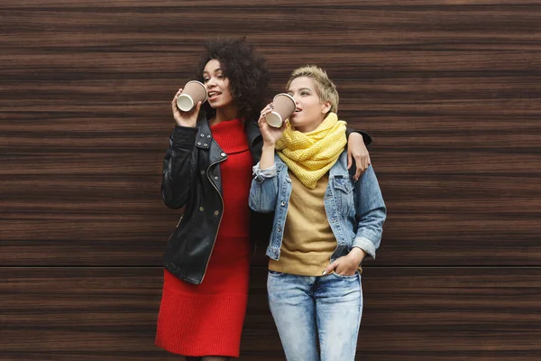 Meninas Felizes Com Tirar Café Livre — Fotografia de Stock