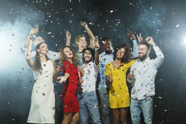 Amigos Entusiasmados Celebrando Ano Novo Com Confetes — Fotografia de Stock
