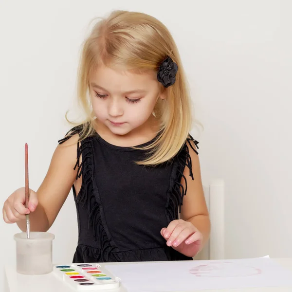 Маленькая Девочка Рисует Краски — стоковое фото