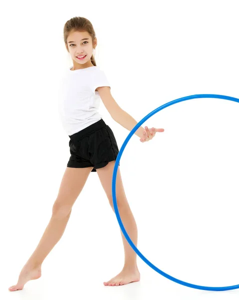 Ein Kleines Mädchen Weißen Shirt Macht Übungen Mit Einem Reifen — Stockfoto