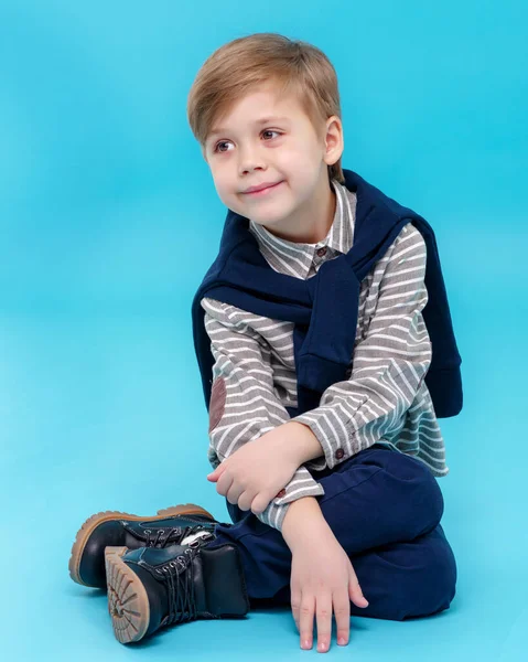 Маленький Мальчик Сидит Полу — стоковое фото