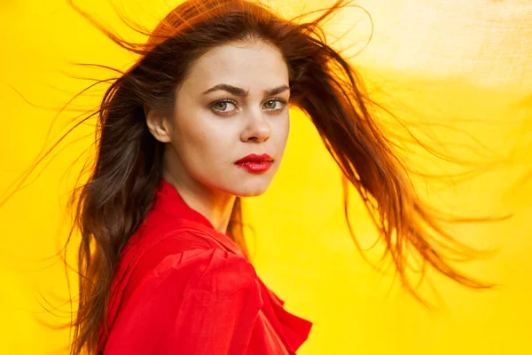 Mulher Vestido Vermelho Posando Natureza Tecido Amarelo — Fotografia de Stock