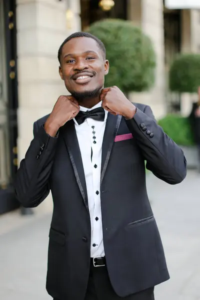 Afro Amerikaanse Gelukkig Goed Uitziende Man Pak Glimlachend — Stockfoto