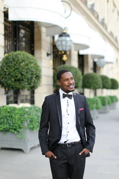スーツを着てビルの近くに立っているアフリカ系アメリカ人の幸せな男 — ストック写真