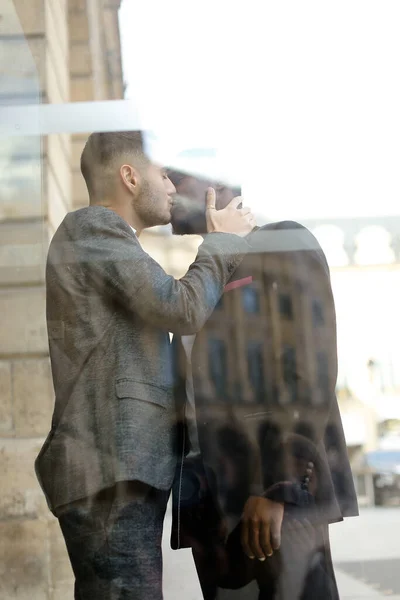 Reflectie Glas Van Twee Blije Zoenende Mannen Afro Amerikaans Kaukasisch — Stockfoto