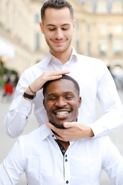 Blank Jongen Holding Afro American Guy Hoofd Door Handen — Stockfoto