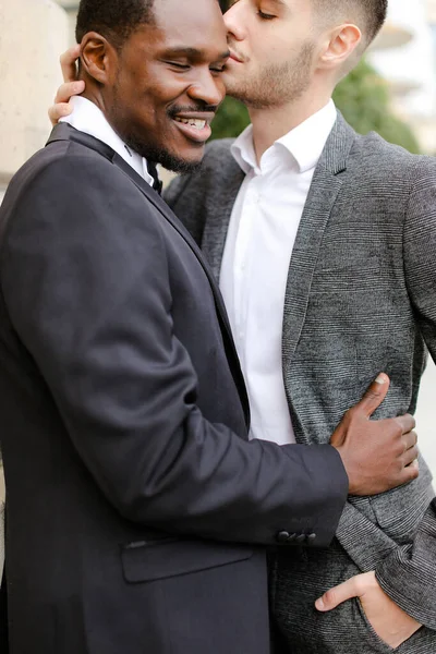 Afro Americano Feliz Gay Abraçando Europeu Homem Fora — Fotografia de Stock