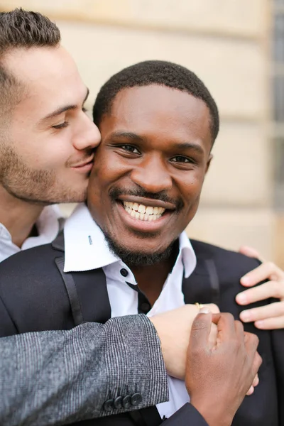 Ritratto Uomo Caucasico Baciare Ragazzo Afroamericano — Foto Stock
