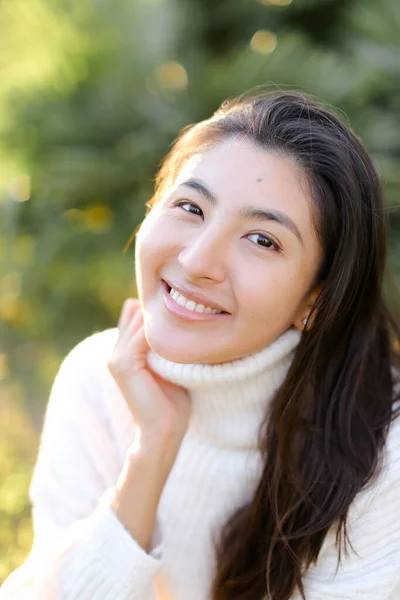 Portrét Čínské Usměvavé Dívky Sedící Venku — Stock fotografie