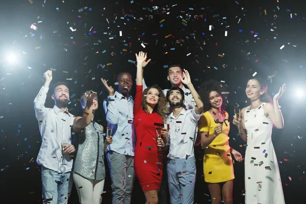 Amigos Felizes Divertindo Com Confete Festa — Fotografia de Stock