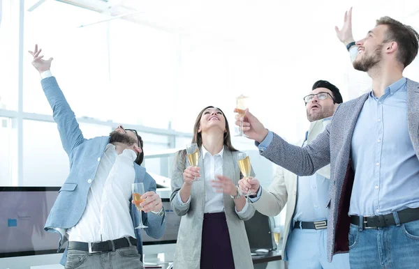 Group Happy Employees Celebrate Success Workplace — Stock Photo, Image
