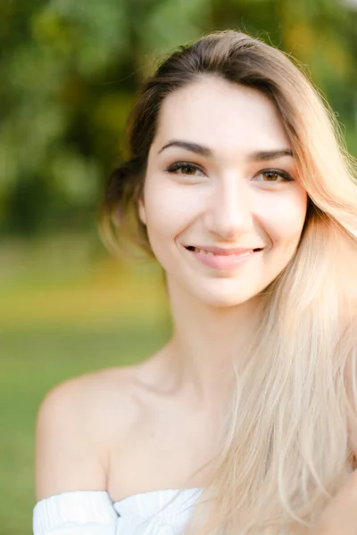 Retrato Joven Mujer Sonriente Agradable Fondo Verde —  Fotos de Stock
