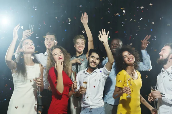 Spännande Vänner Som Dricker Champagne Nyårsfesten — Stockfoto