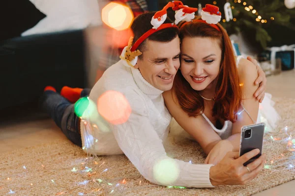 Ett Lyckligt Gift Par Ligger Golvet Hemma Nära Julgranen Och — Stockfoto
