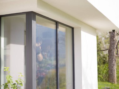 mutlu çok ırklı çifte rahatlatıcı modern ev kapalı