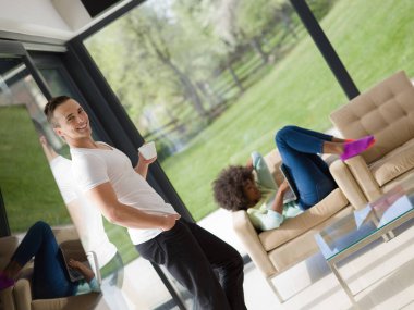 çok ırklı çift evde dizüstü bilgisayarlar ile rahatlatıcı