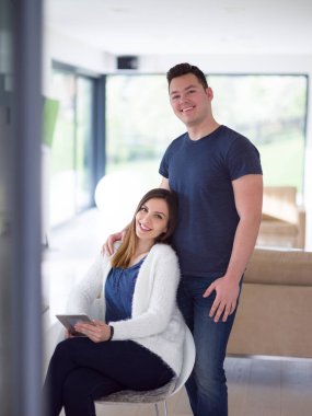 Evde tablet kullanan çift