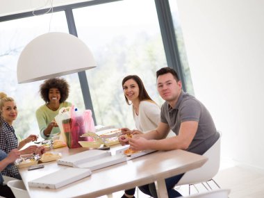 mutlu arkadaş öğle vakti çok ırklı grubu